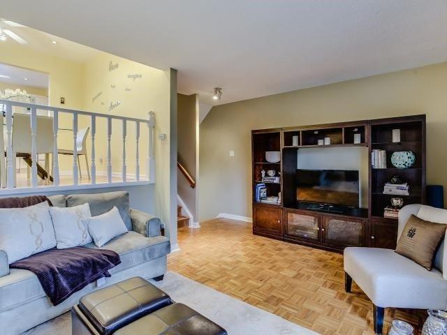2020 Pharmacy Ave, Townhouse with 3 bedrooms, 2 bathrooms and 1 parking in Toronto ON | Image 3