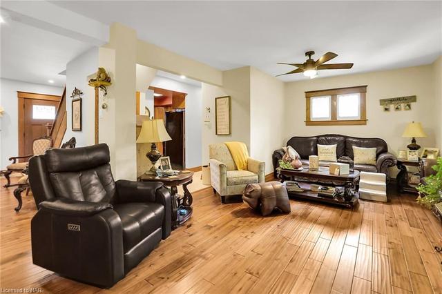 2374 Mewburn Road, Home with 4 bedrooms, 1 bathrooms and 15 parking in Niagara Falls ON | Image 3