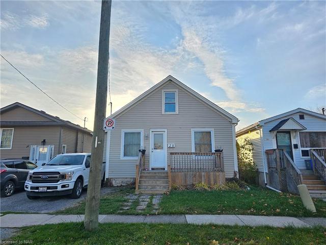 20 Lloyd Street, House detached with 2 bedrooms, 2 bathrooms and 1 parking in St. Catharines ON | Image 1