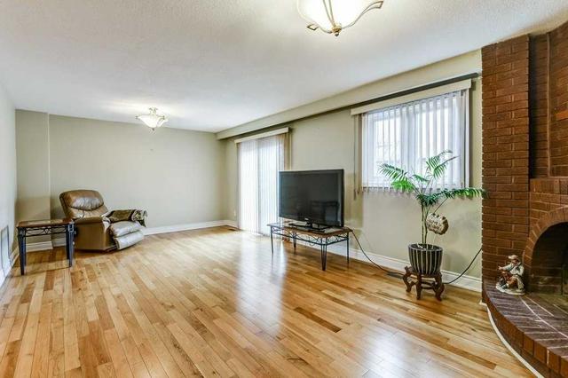 196 Cabana Dr, House semidetached with 3 bedrooms, 2 bathrooms and 3 parking in Toronto ON | Image 10