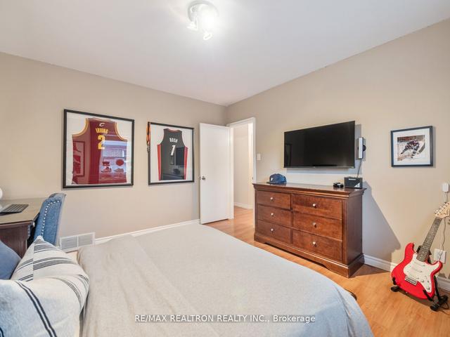 61 Collinson Blvd, House detached with 3 bedrooms, 2 bathrooms and 5 parking in Toronto ON | Image 9