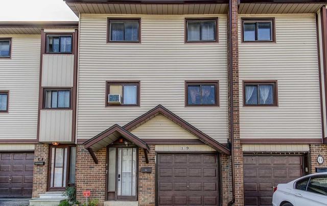 19 Mccallum Crt, Townhouse with 3 bedrooms, 2 bathrooms and 1 parking in Brampton ON | Image 1