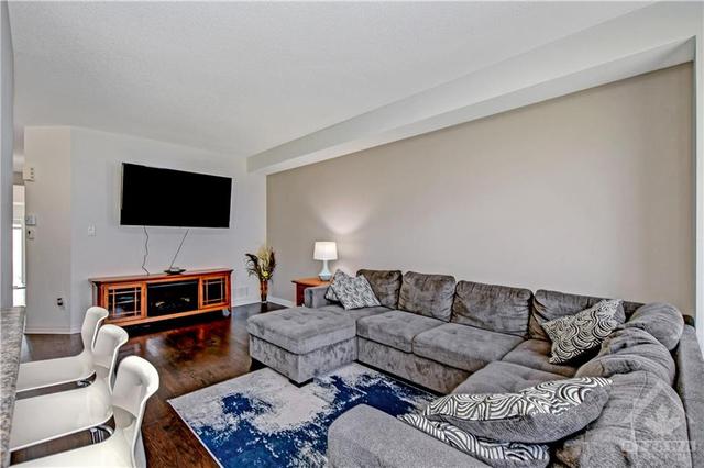 197 Overberg Way, Townhouse with 3 bedrooms, 4 bathrooms and 2 parking in Ottawa ON | Image 10