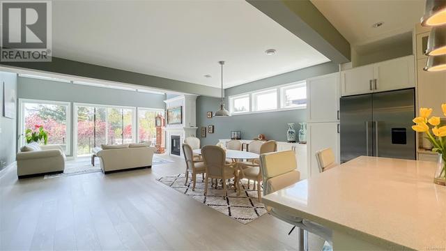 3894 Wilkinson Rd, House detached with 6 bedrooms, 5 bathrooms and 6 parking in Saanich BC | Image 9