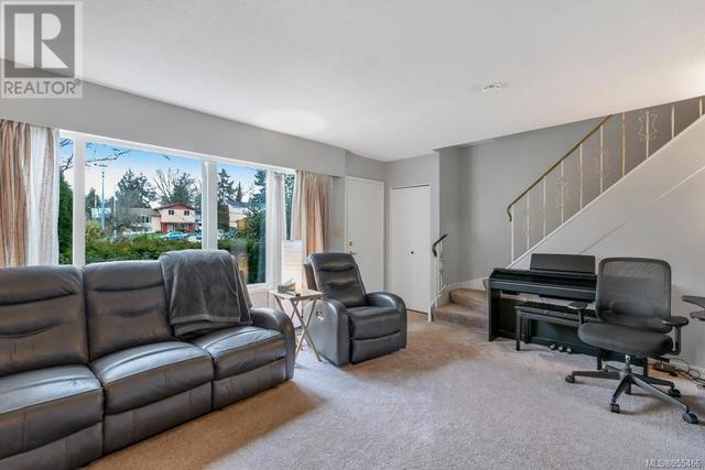 1725/1727 Ashdale Pl, House detached with 6 bedrooms, 4 bathrooms and 4 parking in Saanich BC | Image 20