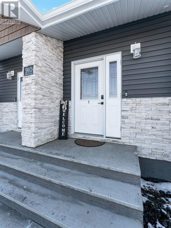 910 9 Avenue Se, Home with 3 bedrooms, 2 bathrooms and 4 parking in Redcliff AB | Image 2