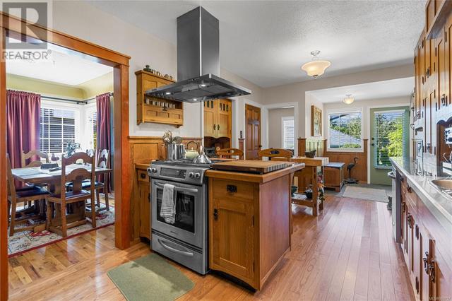 2834 Inlet Ave, House detached with 4 bedrooms, 1 bathrooms and 2 parking in Saanich BC | Image 5