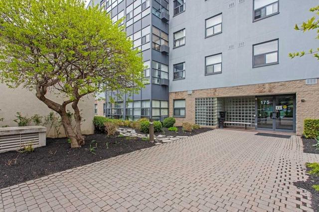 205 - 175 Hunter St E, Condo with 2 bedrooms, 1 bathrooms and 1 parking in Hamilton ON | Image 1