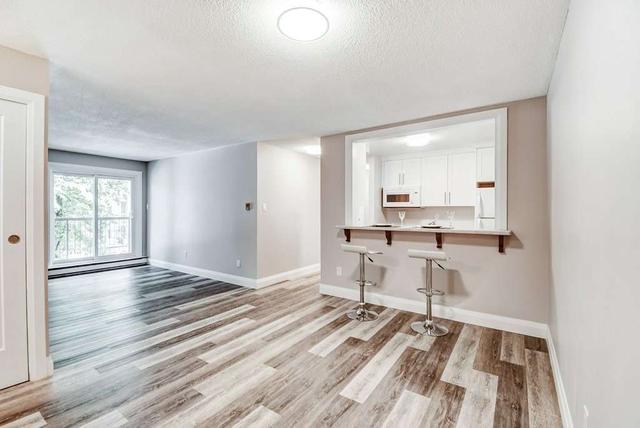 521 - 1450 Glen Abbey Gate, Condo with 2 bedrooms, 1 bathrooms and 1 parking in Oakville ON | Image 2