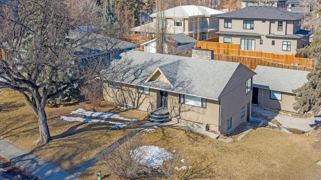 704 Imperial Way Sw, House detached with 4 bedrooms, 3 bathrooms and 4 parking in Calgary AB | Image 3
