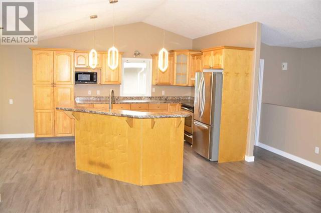 13605 92 Street, House detached with 4 bedrooms, 3 bathrooms and 2 parking in Peace River AB | Image 5