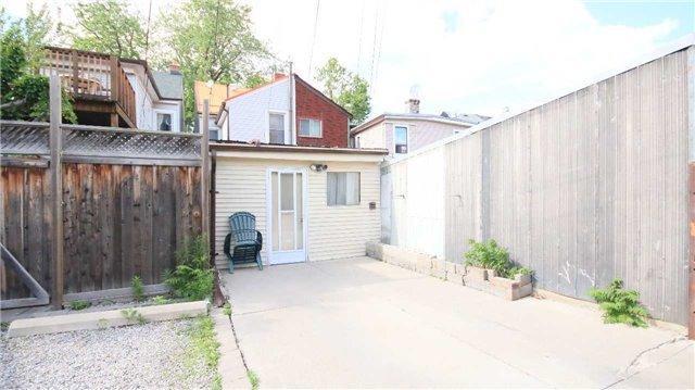 693 Adelaide St W, House semidetached with 3 bedrooms, 2 bathrooms and 1 parking in Toronto ON | Image 2