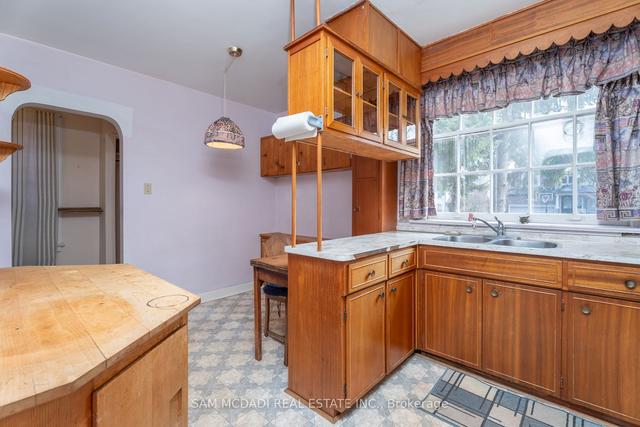 14 Botfield Ave, House detached with 2 bedrooms, 1 bathrooms and 6 parking in Toronto ON | Image 8