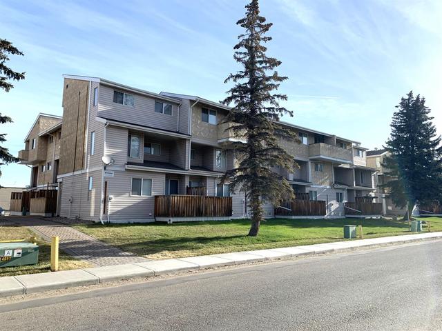 226 - 9736 82 Avenue, Condo with 2 bedrooms, 1 bathrooms and 1 parking in Grande Prairie AB | Image 1