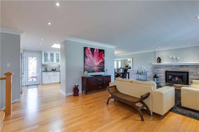 128 Elvaston Dr, House detached with 3 bedrooms, 3 bathrooms and 4 parking in Toronto ON | Image 3
