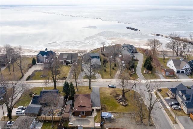 712 Lakeshore Drive, House detached with 3 bedrooms, 1 bathrooms and 4 parking in Fort Erie ON | Image 3