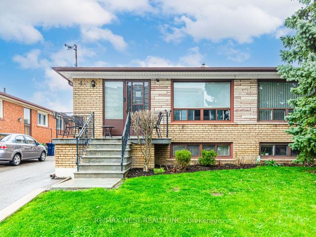 40 Wintergreen Rd, House semidetached with 4 bedrooms, 3 bathrooms and 4 parking in Toronto ON | Image 1