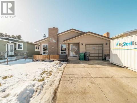 332 Leaside Avenue S, House detached with 5 bedrooms, 3 bathrooms and 3 parking in Lethbridge AB | Card Image