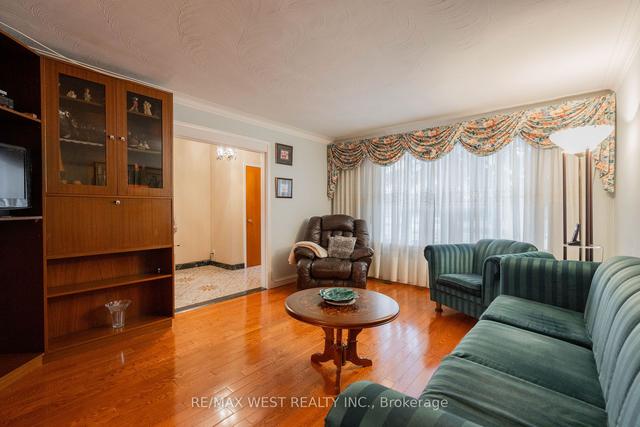 1516 Lawrence Ave W, House semidetached with 3 bedrooms, 2 bathrooms and 7 parking in Toronto ON | Image 2