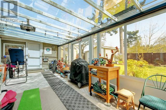 690 Baxter Ave, House detached with 4 bedrooms, 2 bathrooms and 3 parking in Saanich BC | Image 23