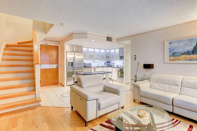 207 - 19 Dundonald St, Condo with 3 bedrooms, 3 bathrooms and 1 parking in Toronto ON | Image 8