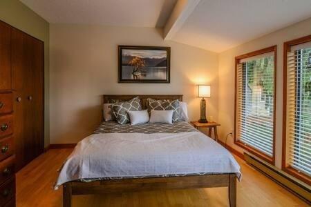 3412 Blueback Dr, House detached with 5 bedrooms, 4 bathrooms and 6 parking in Nanaimo E BC | Image 3