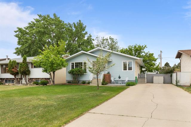 414 Main Street S, House detached with 3 bedrooms, 2 bathrooms and 2 parking in Redcliff AB | Image 2