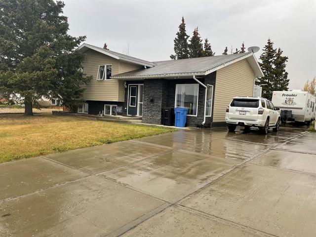 11832 104 Ave Avenue W, House detached with 4 bedrooms, 3 bathrooms and 3 parking in Fairview AB | Image 1