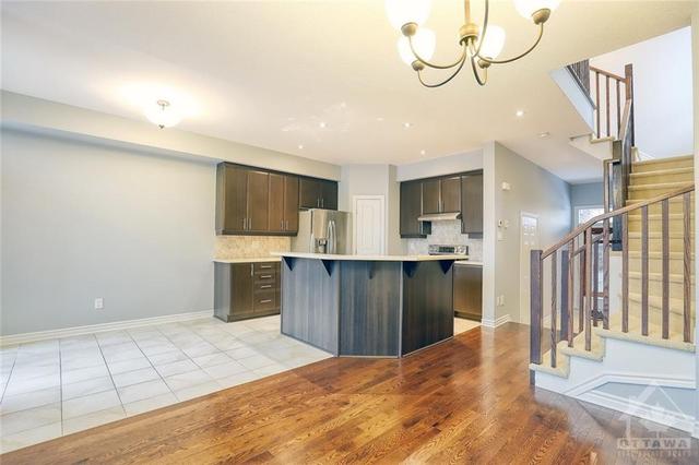 210 Cooks Mill Crescent, Townhouse with 3 bedrooms, 3 bathrooms and 2 parking in Ottawa ON | Image 4