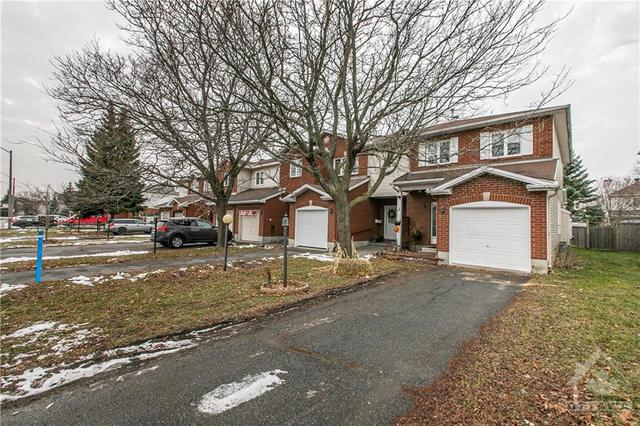 274 Stoneway Drive, Townhouse with 3 bedrooms, 3 bathrooms and 3 parking in Ottawa ON | Image 2
