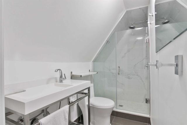 236 Grace St, House semidetached with 6 bedrooms, 5 bathrooms and 2 parking in Toronto ON | Image 3