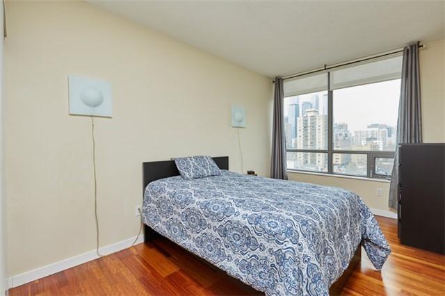 1004 - 285 Mutual St, Condo with 2 bedrooms, 1 bathrooms and null parking in Toronto ON | Image 11