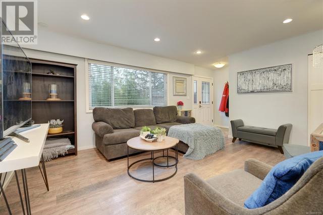 15 - 3981 Nelthorpe St, House attached with 2 bedrooms, 2 bathrooms and 2 parking in Saanich BC | Image 3