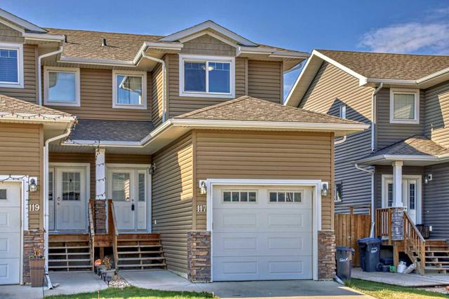 117 Henderson Crescent, Home with 3 bedrooms, 1 bathrooms and 2 parking in Penhold AB | Image 2