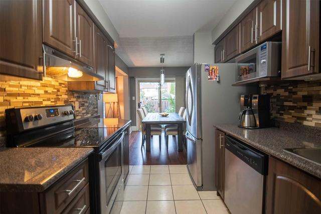 96 Baronwood Crt, Townhouse with 3 bedrooms, 3 bathrooms and 2 parking in Brampton ON | Image 8