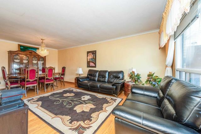 9 Songwood Dr S, House semidetached with 3 bedrooms, 2 bathrooms and 3 parking in Toronto ON | Image 2