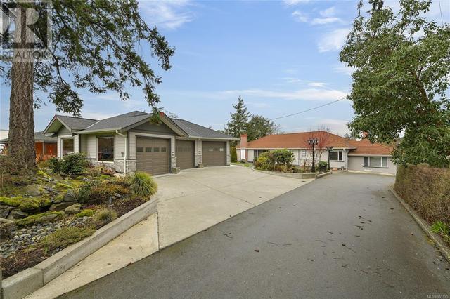 10 Phillion Pl, House detached with 4 bedrooms, 3 bathrooms and 6 parking in Esquimalt BC | Image 27