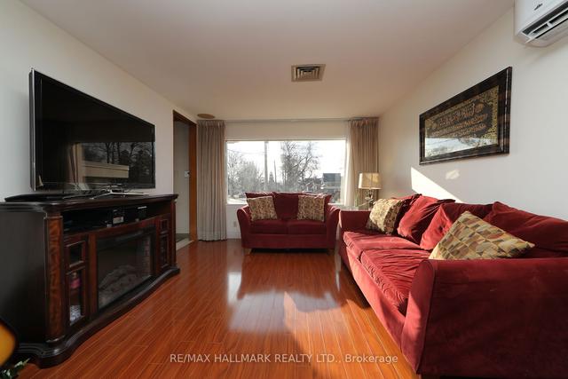 32 Shandara Cres, House detached with 3 bedrooms, 3 bathrooms and 4 parking in Toronto ON | Image 3