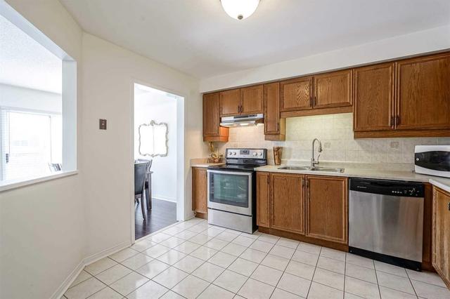 6 Brisbane Crt, Townhouse with 3 bedrooms, 3 bathrooms and 1 parking in Brampton ON | Image 9