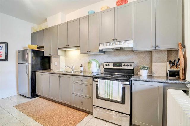 81 Shaw St, House attached with 3 bedrooms, 2 bathrooms and 1 parking in Toronto ON | Image 7
