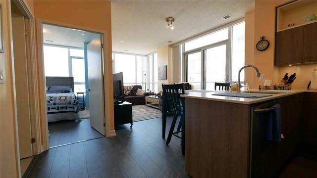 710 - 200 Sackville St, Condo with 1 bedrooms, 1 bathrooms and null parking in Toronto ON | Image 2