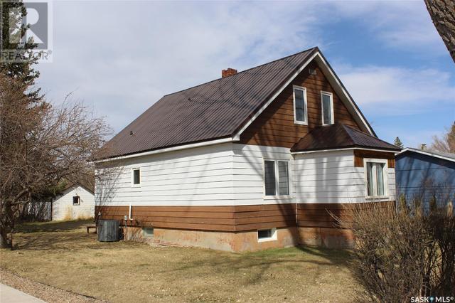 631 Front Street, House detached with 4 bedrooms, 2 bathrooms and null parking in Eastend SK | Image 37