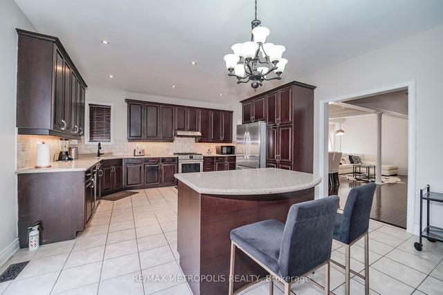 570 Kingsfield Loop, House detached with 4 bedrooms, 5 bathrooms and 6 parking in Oshawa ON | Image 5
