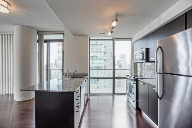 1905 - 832 Bay St, Condo with 2 bedrooms, 2 bathrooms and 1 parking in Toronto ON | Image 3