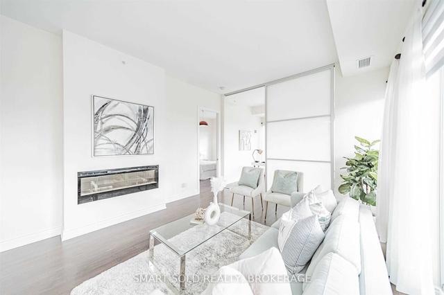 ph5 - 9090 Yonge St, Condo with 2 bedrooms, 3 bathrooms and 2 parking in Richmond Hill ON | Image 2