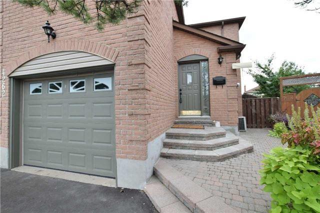 4262 Camaro Crt, House detached with 3 bedrooms, 2 bathrooms and 2 parking in Mississauga ON | Image 2