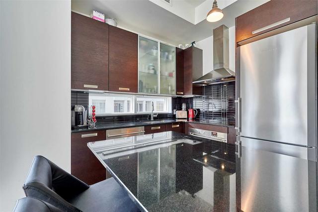 1605 - 21 Balmuto St, Condo with 1 bedrooms, 1 bathrooms and 0 parking in Toronto ON | Image 2