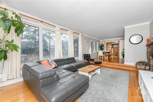 2300 Fox Crescent, House detached with 3 bedrooms, 2 bathrooms and 4 parking in Ottawa ON | Image 7