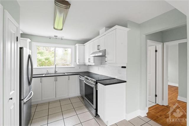 1745 Fisher Avenue, House detached with 3 bedrooms, 2 bathrooms and 6 parking in Ottawa ON | Image 10