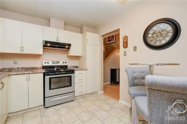 421 Valade Crescent, Townhouse with 3 bedrooms, 2 bathrooms and 2 parking in Ottawa ON | Image 15